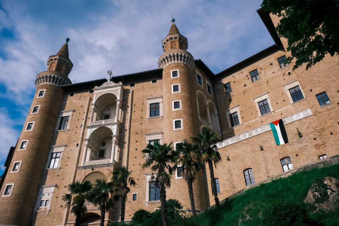 Attivisti espongono bandiera palestinese al Palazzo Ducale di Urbino