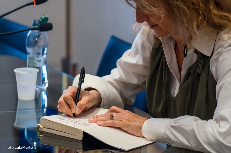 libro Anna Prouse ospite Uniurb Foto Lula Merlo