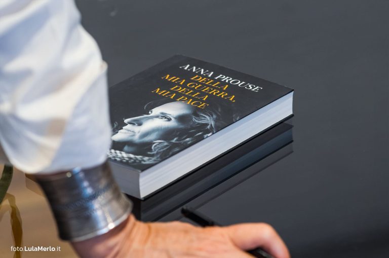 libro Anna Prouse ospite Uniurb Foto Lula Merlo