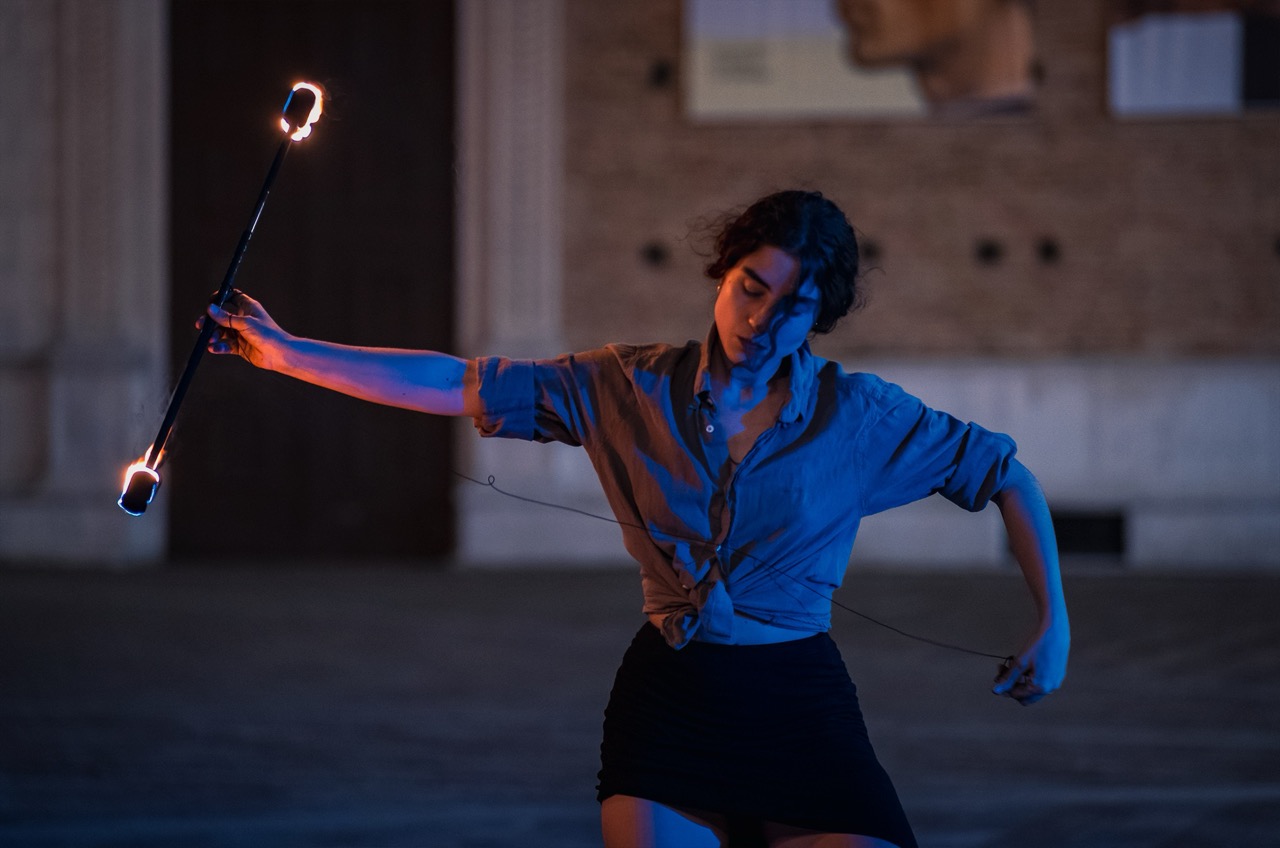 Performance di danza con fuoco