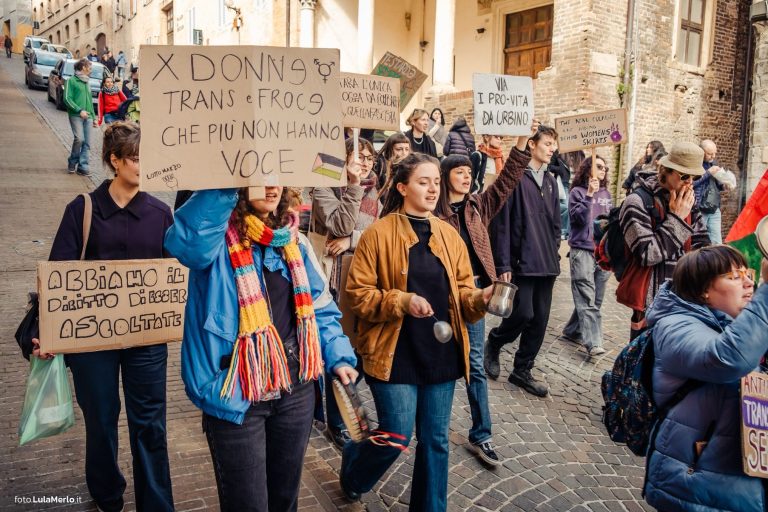 Corteo transfemminista Urbino 8 marzo | Foto Lula Merlo