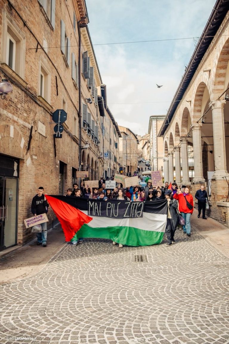 Corteo transfemminista Urbino 8 marzo | Foto Lula Merlo