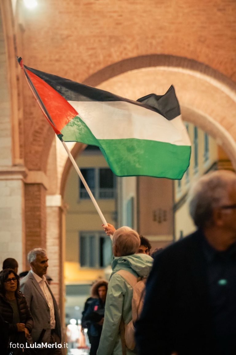 Manifestazione pro-palestina Fano foto Lula Merlo