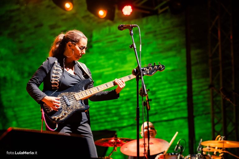 Ida Nielsen bassista live fano jazz, foto Lula Merlo