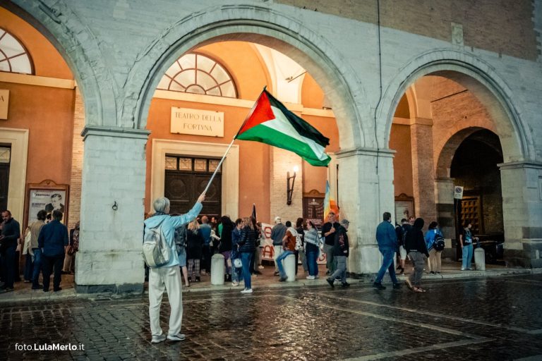 Manifestazione pro-palestina Fano foto Lula Merlo