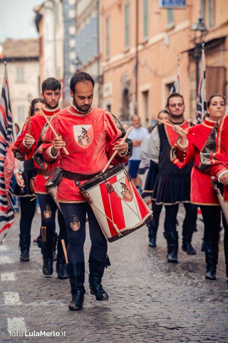 Pergola Medievale corteo storico foto Lula Merlo