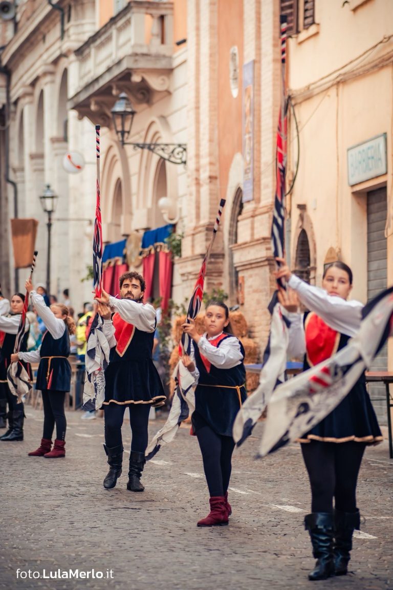 Pergola Medievale corteo storico foto Lula Merlo