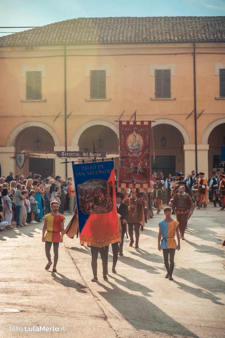 Pergola Medievale corteo storico foto Lula Merlo