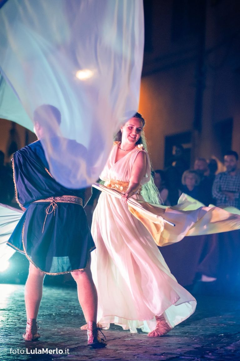 Pandolfaccia sbandieratori spettacolo "Orfeo ed Euridice", foto Lula Merlo