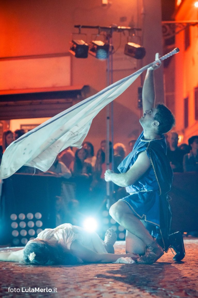 Pandolfaccia sbandieratori spettacolo "Orfeo ed Euridice", foto Lula Merlo
