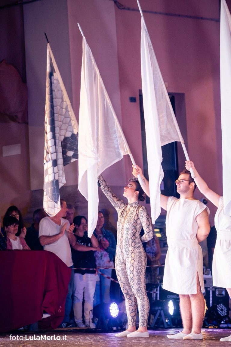 Pandolfaccia sbandieratori spettacolo "Orfeo ed Euridice", foto Lula Merlo