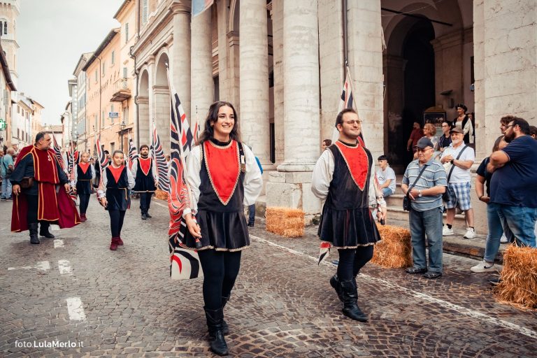 Pergola Medievale corteo storico foto Lula Merlo