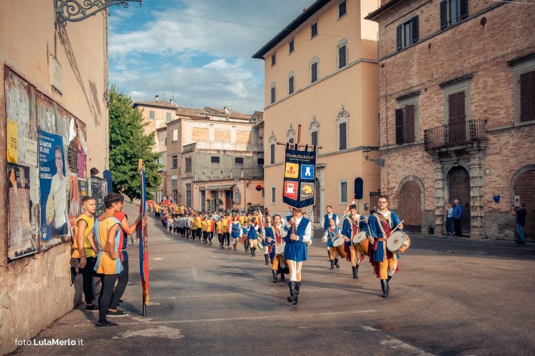 Pergola Medievale corteo storico foto Lula Merlo
