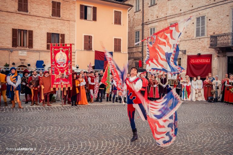Pergola Medievale corteo storico foto Lula Merlo