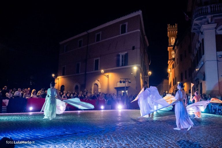 Pandolfaccia sbandieratori spettacolo "Orfeo ed Euridice", foto Lula Merlo