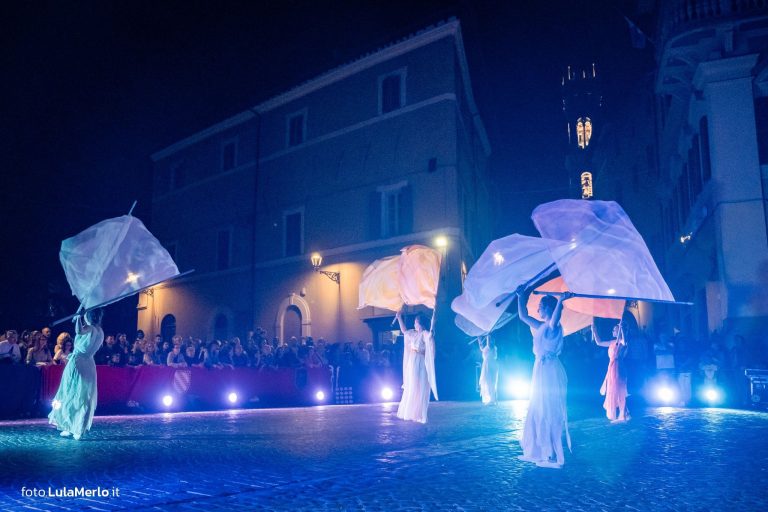 Pandolfaccia sbandieratori spettacolo "Orfeo ed Euridice", foto Lula Merlo