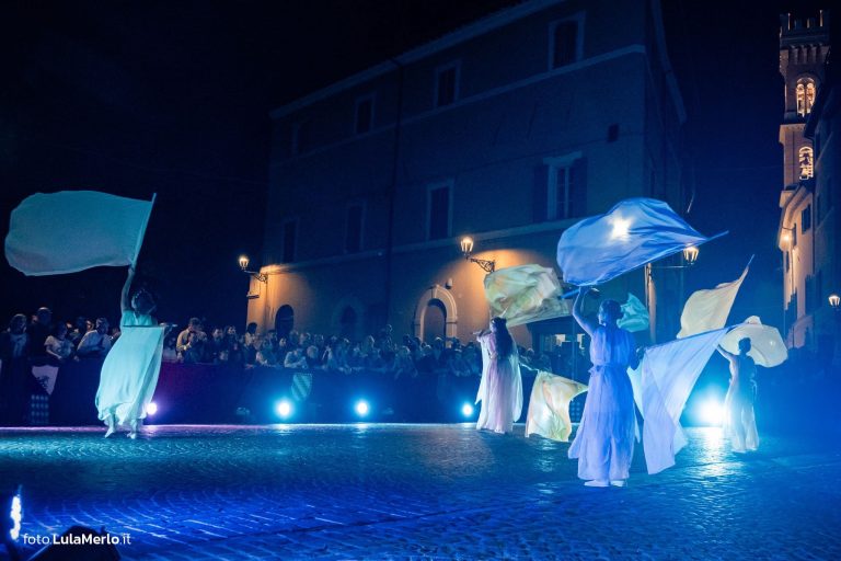 Pandolfaccia sbandieratori spettacolo "Orfeo ed Euridice", foto Lula Merlo