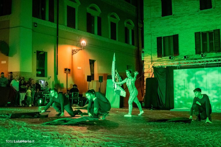 Pandolfaccia sbandieratori spettacolo "Orfeo ed Euridice", foto Lula Merlo