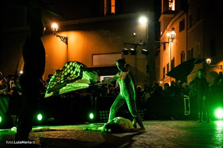 Pandolfaccia sbandieratori spettacolo "Orfeo ed Euridice", foto Lula Merlo