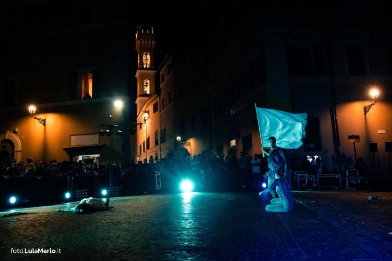 Pandolfaccia sbandieratori spettacolo "Orfeo ed Euridice", foto Lula Merlo
