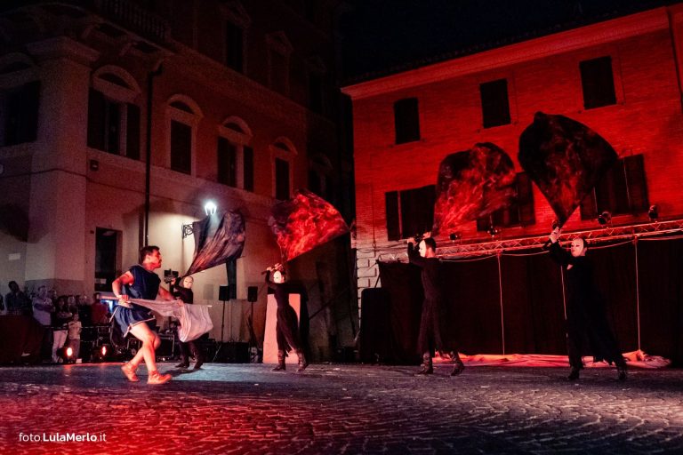 Pandolfaccia sbandieratori spettacolo "Orfeo ed Euridice", foto Lula Merlo