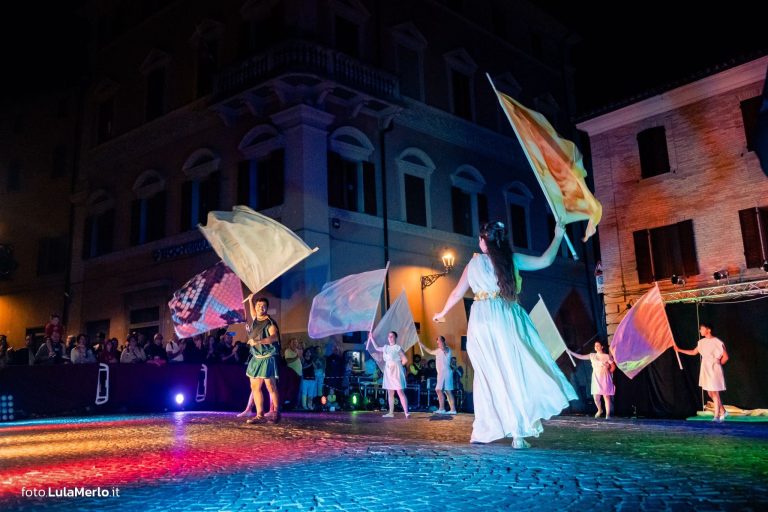 Pandolfaccia sbandieratori spettacolo "Orfeo ed Euridice", foto Lula Merlo