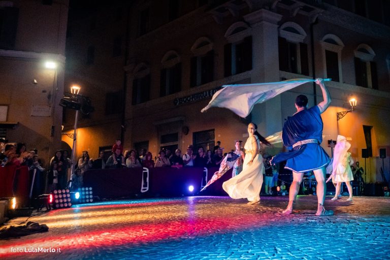 Pandolfaccia sbandieratori spettacolo "Orfeo ed Euridice", foto Lula Merlo