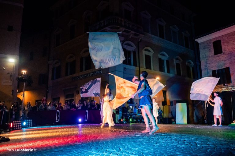 Pandolfaccia sbandieratori spettacolo "Orfeo ed Euridice", foto Lula Merlo