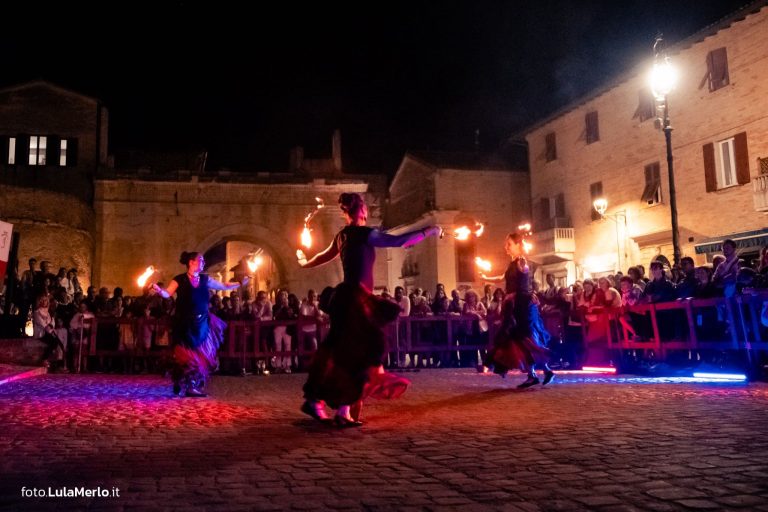 Spettacoli mangiafuoco e danza con fuoco, Malatesta a Fano, foto Lula Merlo