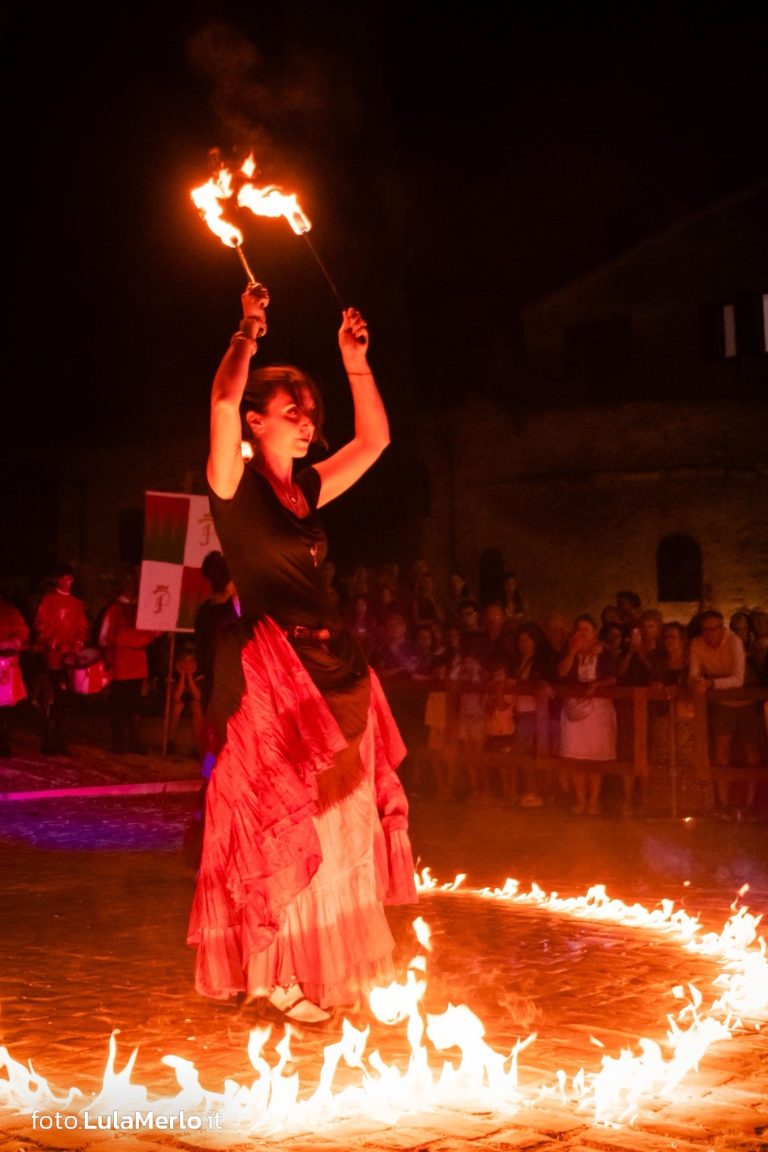 Spettacoli mangiafuoco e danza con fuoco, Malatesta a Fano, foto Lula Merlo