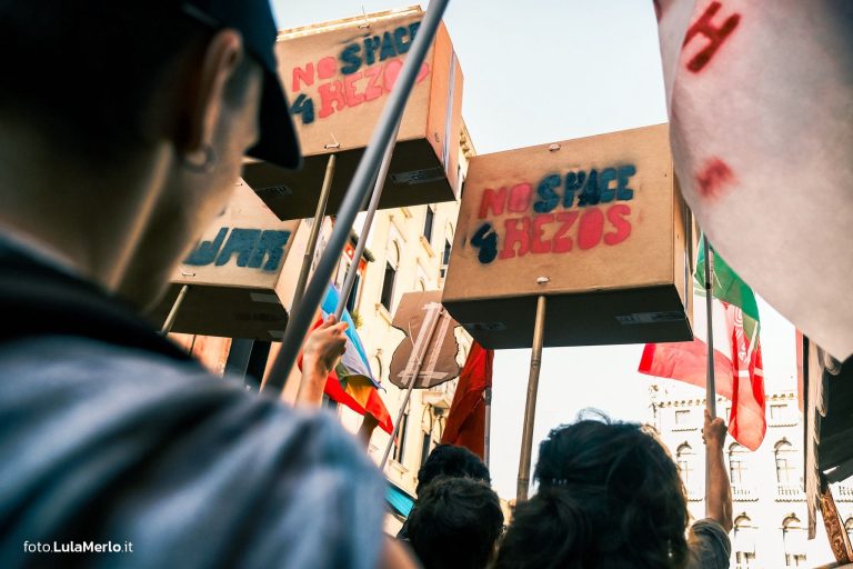 Corteo Venezia contro matrimonio Bezos, foto manifestazione Lula Merlo