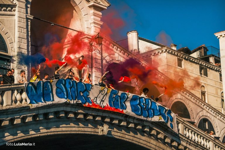Corteo Venezia contro matrimonio Bezos, foto manifestazione Lula Merlo