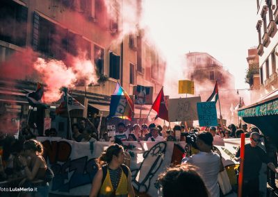 Corteo Venezia contro matrimonio Bezos, foto manifestazione Lula Merlo