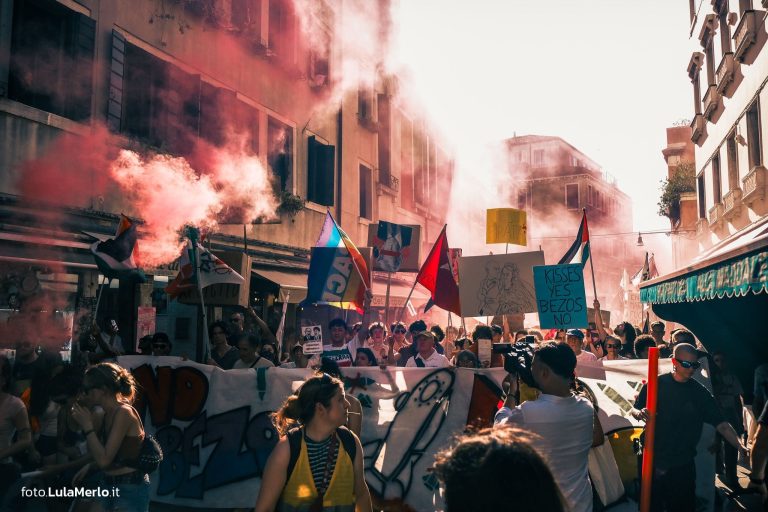 Corteo Venezia contro matrimonio Bezos, foto manifestazione Lula Merlo