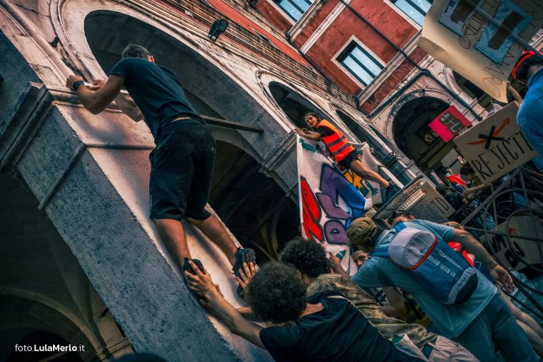 Corteo Venezia contro matrimonio Bezos, foto manifestazione Lula Merlo