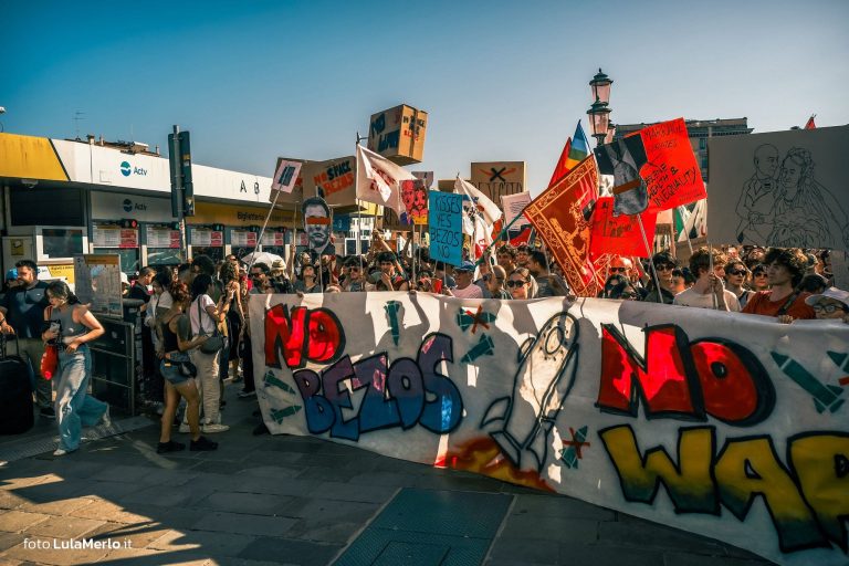 Corteo Venezia contro matrimonio Bezos, foto manifestazione Lula Merlo