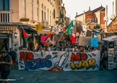 Corteo Venezia contro matrimonio Bezos, foto manifestazione Lula Merlo