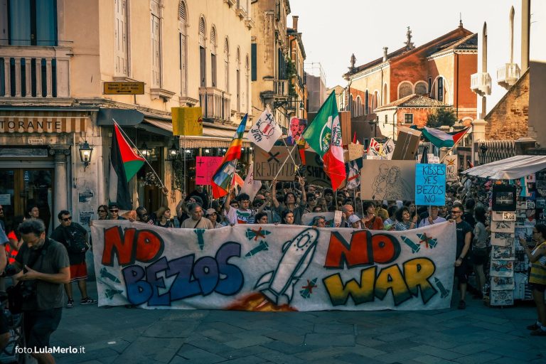 Corteo Venezia contro matrimonio Bezos, foto manifestazione Lula Merlo