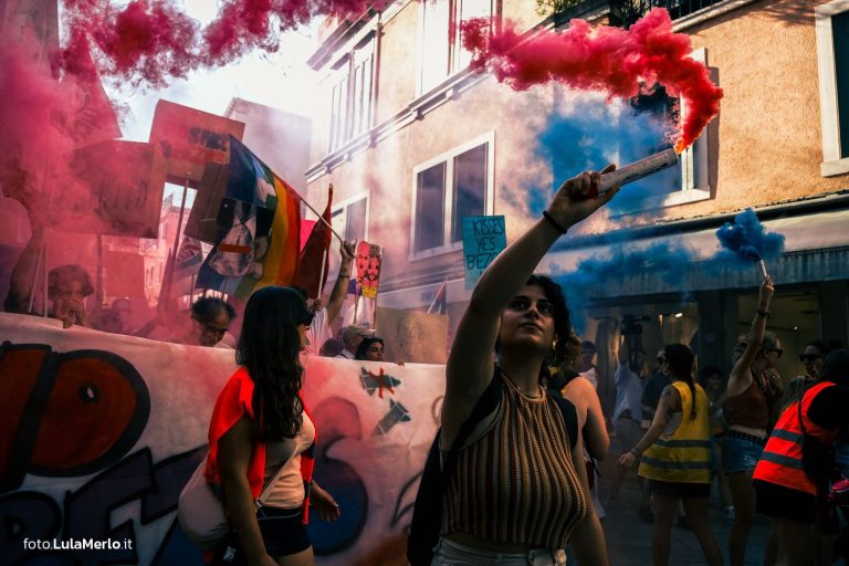 Corteo Venezia contro matrimonio Bezos, foto manifestazione Lula Merlo