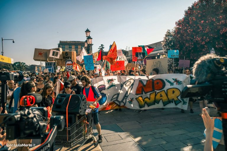 Corteo Venezia contro matrimonio Bezos, foto manifestazione Lula Merlo