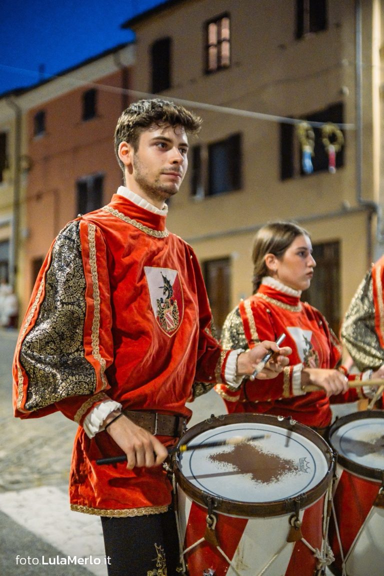 Sbandieratori de La Pandolfaccia a Mestieri e Mercanti a San Lorenzo in Campo – foto Lula Merlo