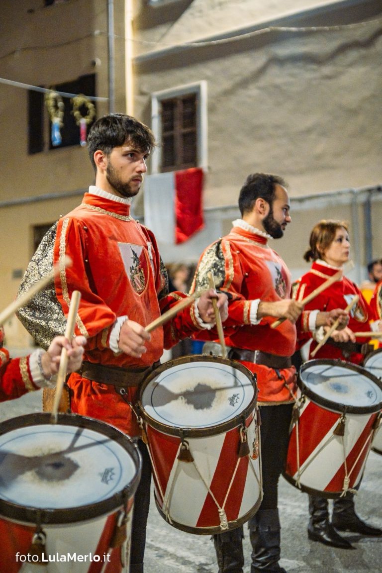 Sbandieratori de La Pandolfaccia a Mestieri e Mercanti a San Lorenzo in Campo – foto Lula Merlo