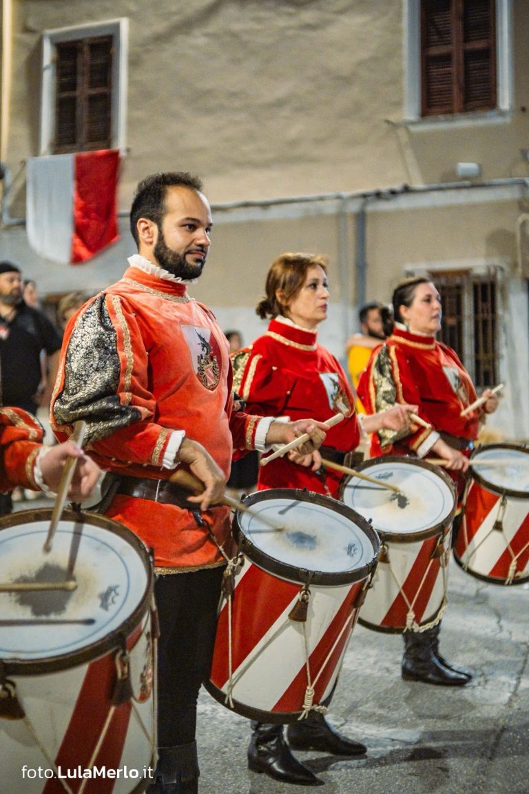 Sbandieratori de La Pandolfaccia a Mestieri e Mercanti a San Lorenzo in Campo – foto Lula Merlo