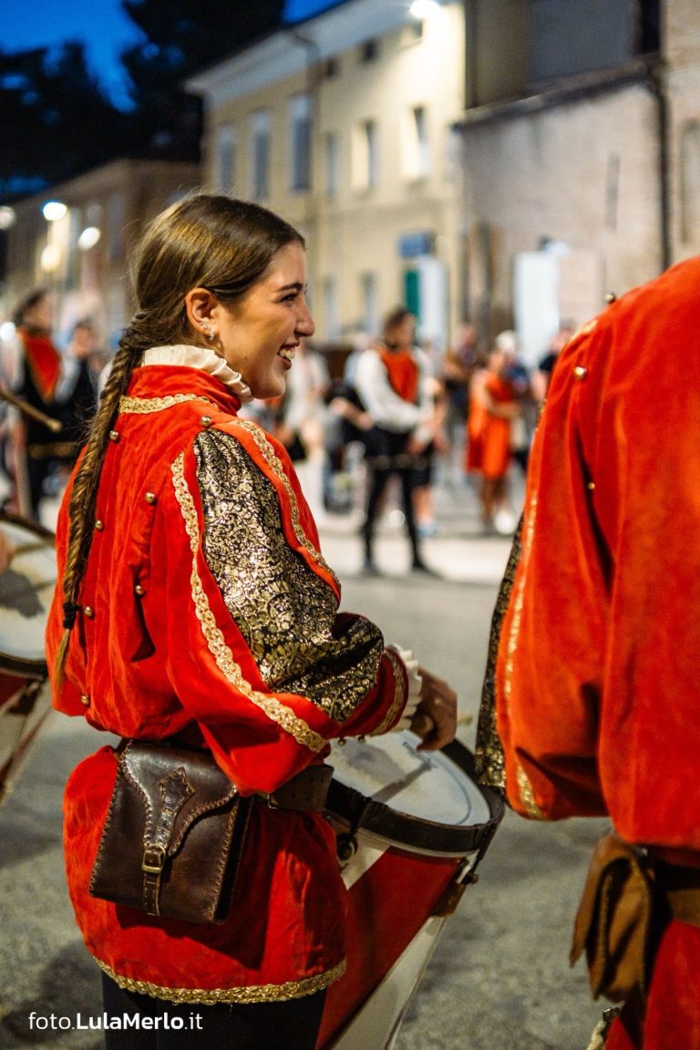 Sbandieratori de La Pandolfaccia a Mestieri e Mercanti a San Lorenzo in Campo – foto Lula Merlo