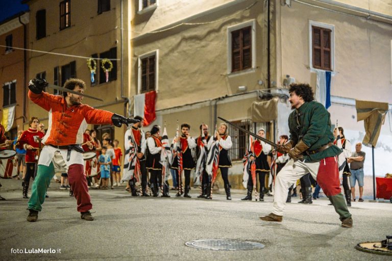 Sbandieratori de La Pandolfaccia a Mestieri e Mercanti a San Lorenzo in Campo – foto Lula Merlo