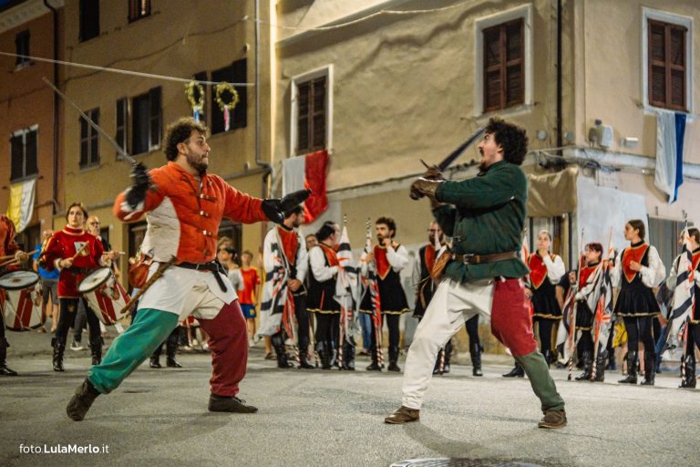 Sbandieratori de La Pandolfaccia a Mestieri e Mercanti a San Lorenzo in Campo – foto Lula Merlo