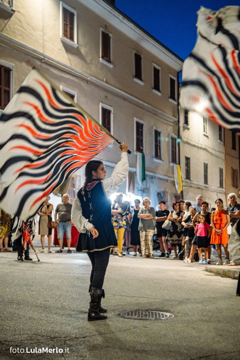 Sbandieratori de La Pandolfaccia a Mestieri e Mercanti a San Lorenzo in Campo – foto Lula Merlo