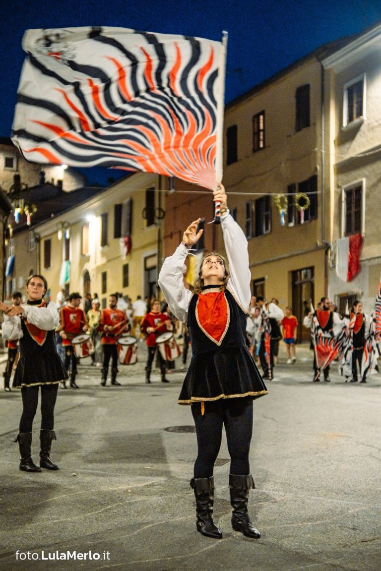 Sbandieratori de La Pandolfaccia a Mestieri e Mercanti a San Lorenzo in Campo – foto Lula Merlo
