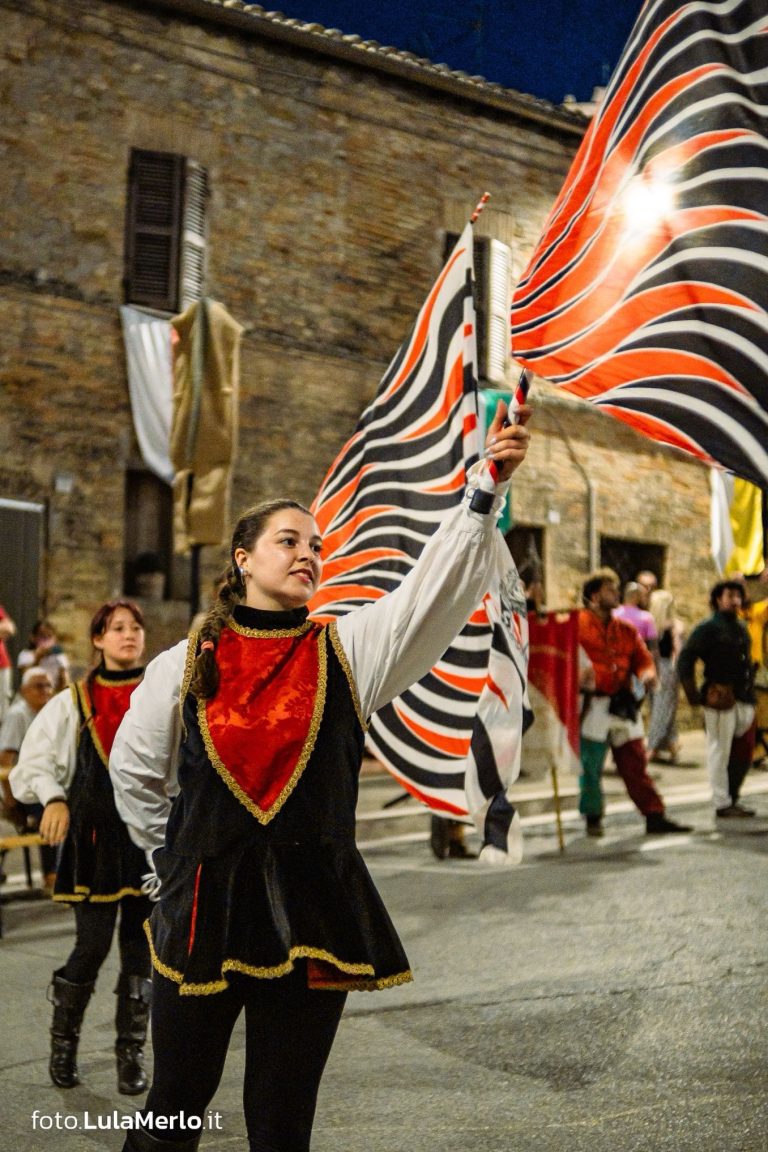 Sbandieratori de La Pandolfaccia a Mestieri e Mercanti a San Lorenzo in Campo – foto Lula Merlo