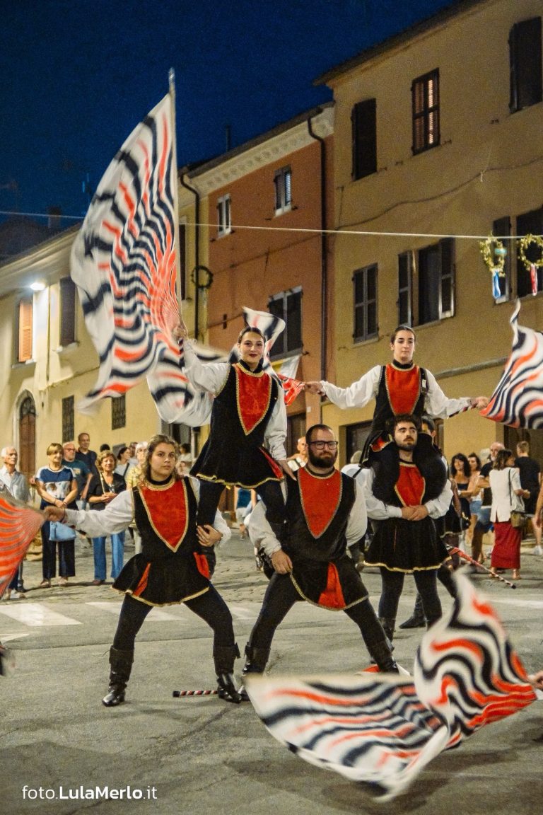 Sbandieratori de La Pandolfaccia a Mestieri e Mercanti a San Lorenzo in Campo – foto Lula Merlo